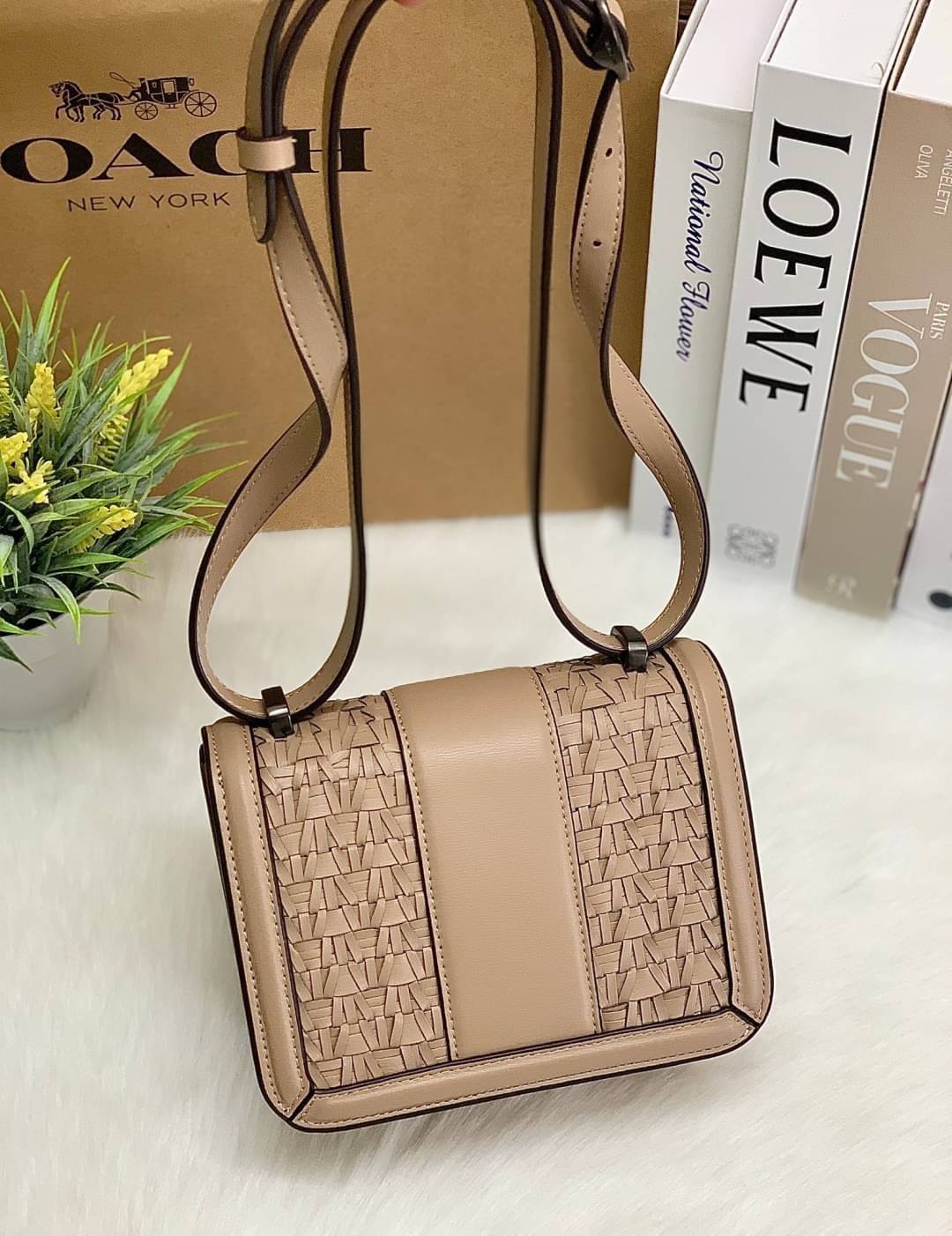 น้องสวย คุณภาพแน่นอีกแล้วจร้าา! COACH ALIE SHOULDER BAG 18 WITH WEAVING ((C2587)) พร้อมส่งความสวย! กระเป๋าสะพายครอสบอดี้ร์หรือสามารถทบเป็นสายคู่ใช้แบบหิ้วหรือคล้องไหล่ได้ด้วย หนังแท้อย่างดีสวยงามค่ะ ด้านหน้าทำหนังแบบสานได้คลาสสิคค่ะ