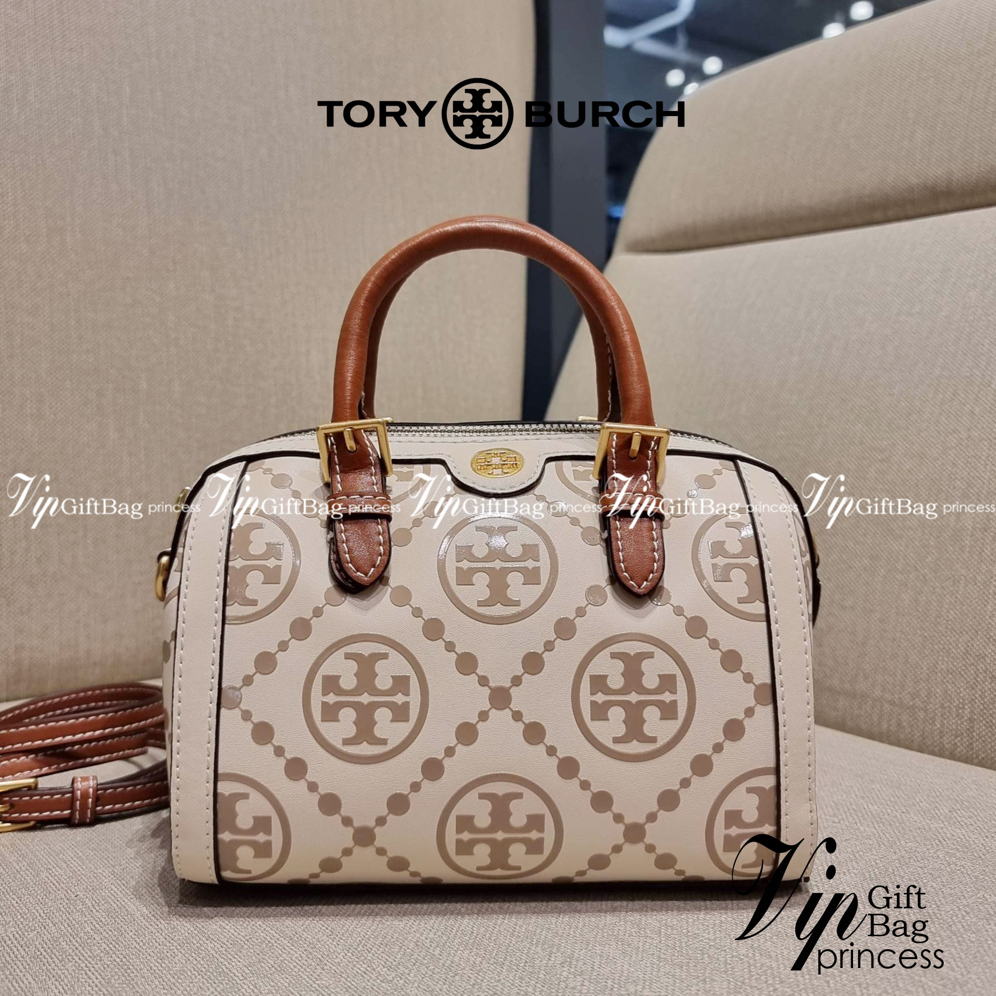 TORY BURCH T MONOGRAM MINI EMBOSSED WINE BUCKET BAG คอลเลคชั่นใหม่ กับกระเป๋าสะพายทรงยอดนิยม ในไซส์มินิ ดีไซน์ใหม่ล่าสุด สวยลูกคุณหนู หรูหรา!! ด้วยดีเทลผิวลายนูนลวดลายเอกลักษณ์ วัสดุหนังแท้ มีหูจับในตัว สีโทนอุ่นขับผิว สะดวกใช้ไปอีก และมีสายสะพายข้าง ปรับ