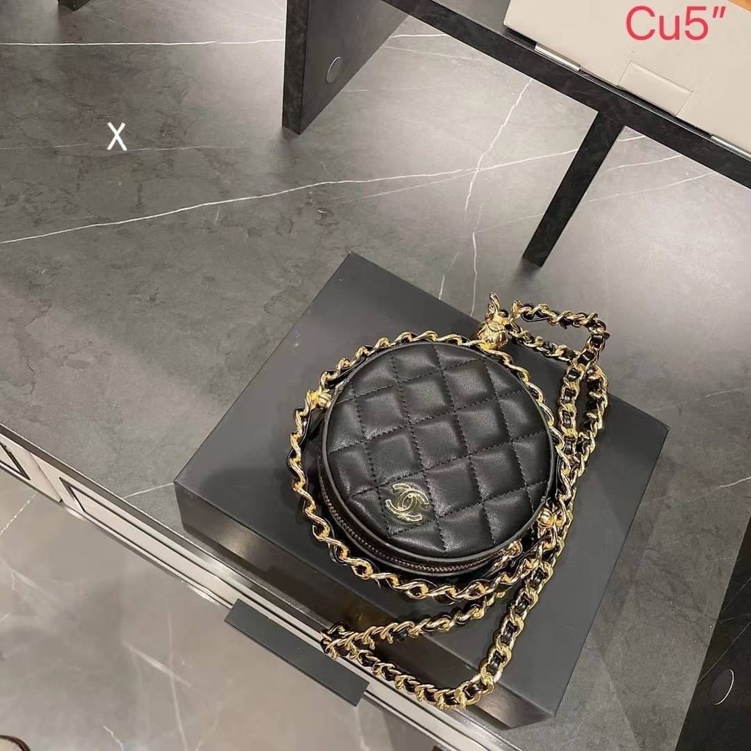 Chanel Round Clutch On Chain / CHANEL Mini Round Bag กระเป๋ามินิใบเล็กน่ารัก โดดเด่นด้วยรูปทรงกลมสุดชิค ตอบโจทย์และครองใจสาวๆ ได้อย่างแท้จริง