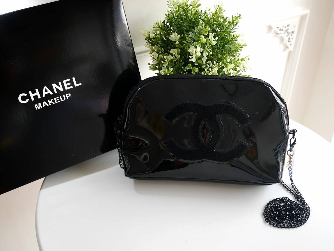 รุ่นใหม่ค้าา♡ Chanel precision luxury leather clutch with chain จากงานพรีเมี่ยมกิ๊ฟ แบรนด์ดังหนังแก้วมันสวยหรู ด้านหน้า ตกแต่งโลโก้แบรนด์บนเฟอร์สีดำ สายโซ่ยาวสีดำสุดหรู สายถอดเก็บได้ ด้านในบุผ้ามันสีแดง ปั้มแบรนด์แท้ จุของได้เยอะ ใส่มือถือได้ทุกรุ่