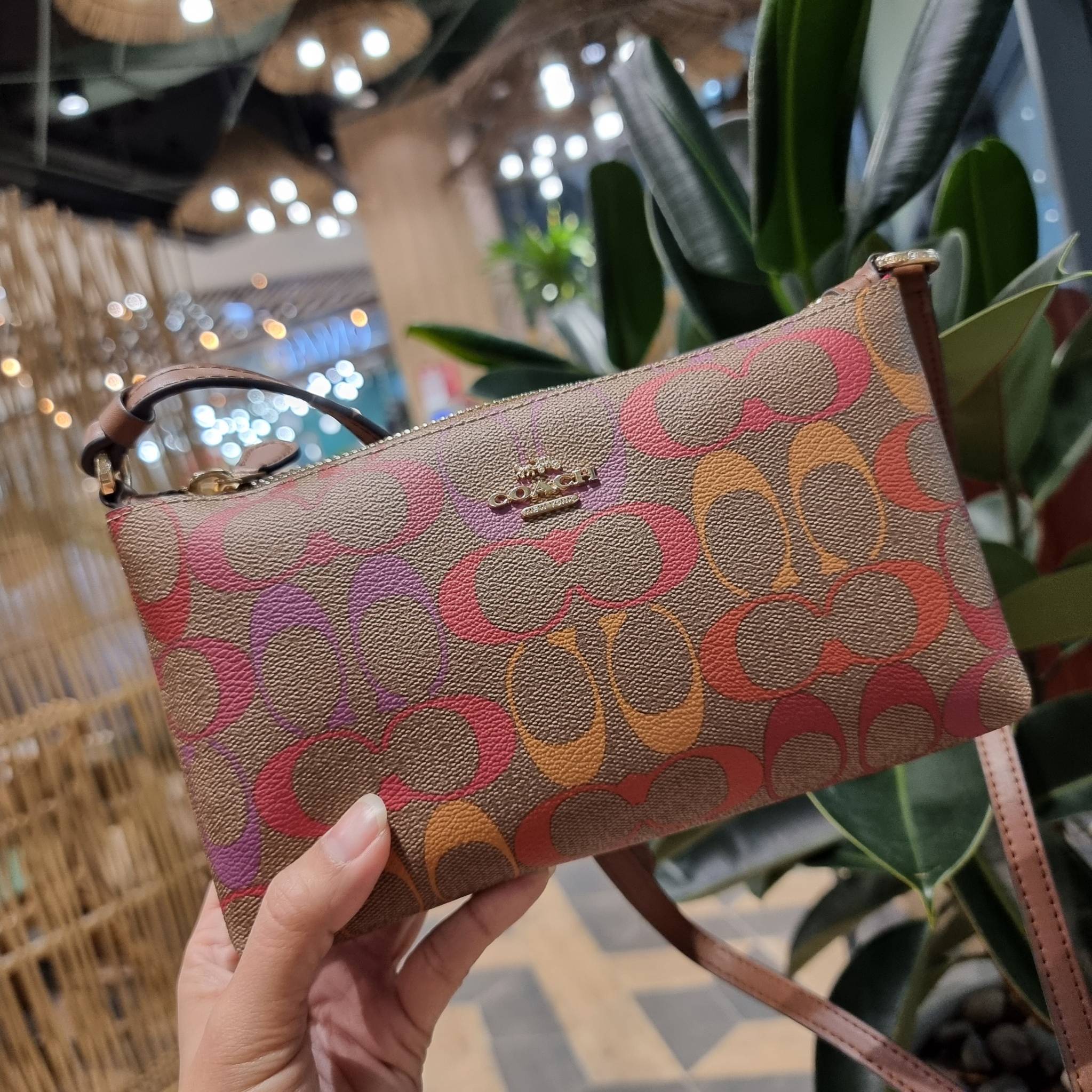 COACH C1653 ZIP TOP CROSSBODY IN RAINBOW SIGNATURE CANVAS คอลเลคชั่นใหม่ ปังและสวยไปอีกหนึ่ง สาวๆตามหาต้องไอเท็มนี้ กระเป๋าสะพายข้าง ใช้งานง่าย สายสะพายในตัว ปรับได้สบายๆ ดีไชน์รูปทรงออกมาคลาสสิค น่าใช้ วัสดุหนังแคนวาส เปิด-ปิดด้วยซิป ภายในเป็นช่องโล่ง มี