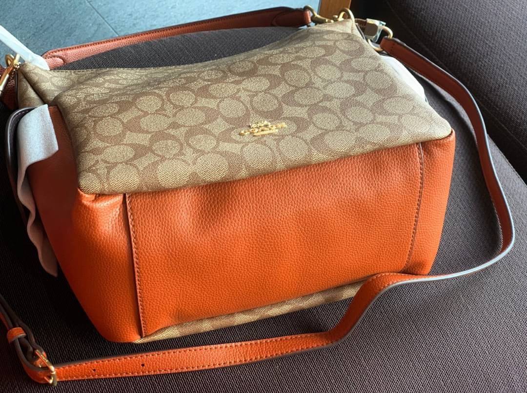 COACH PENNIE SHOULDER BAG ((C1523)) ✔️กระเป๋าหิ้ว//คล้องไหล่//สะพายข้างได้ สุดคุ้ม! ✔️ใบใหญ่ ทรงสวยใส่ของได้จุมาก หนังแท้ หนังนิ่ม สัมผัสแล้วหลงรักแน่นอนค่ะ ✔️ปากกระเป๋ากว้าง ล้วงหยิบของสะดวกมากๆ ภายในกระเป๋าโล่งกว้าง สัมภาระเยอะๆหายห