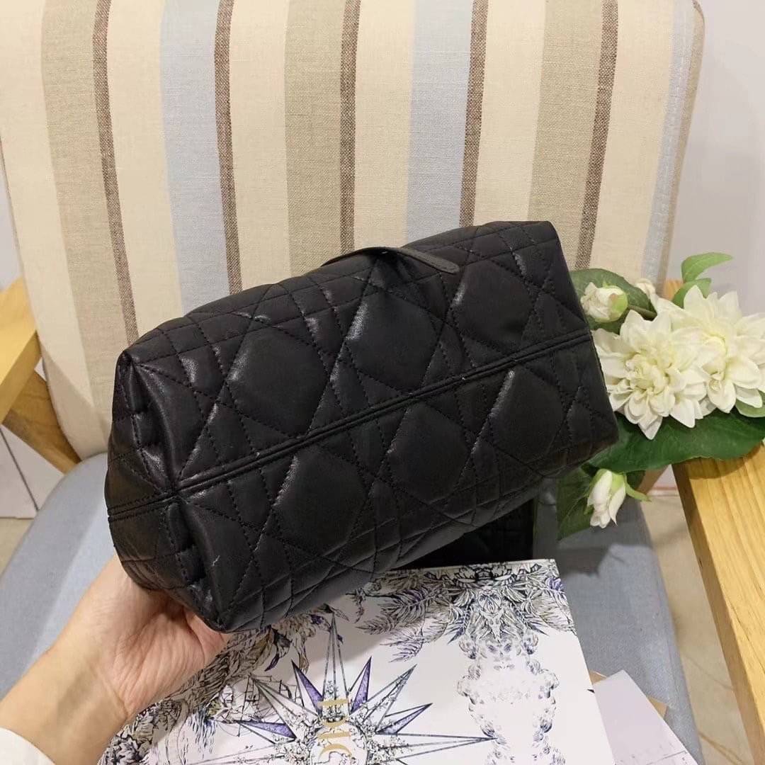 Small Dior Toujours Bag กระเป๋าสะพายทรงโท้ท พร้อมใบลูกเข้าเซ็ท ดีไซส์เรียบหรูทันสมัย ภายในโล่งกว้างมาก จุของได้เต็มที่ รูปทรงคลาสสิค หนังสวย หรูหราเกินเบอร์