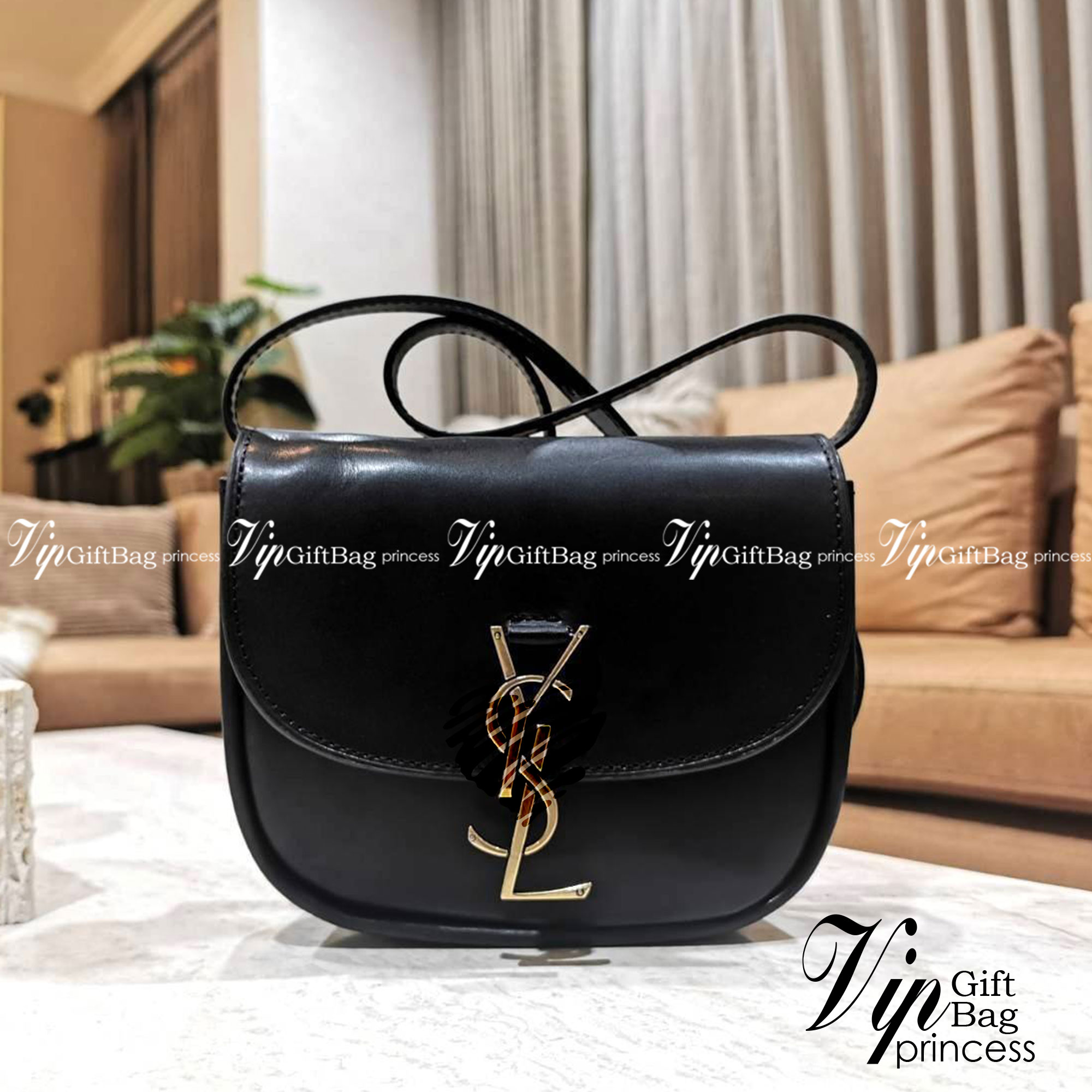VIP 🥂 สีใหม่พร้อมส่ง! Saint Laurent Kaia Small YSL Plaque Leather Cross Body Bag / YVES SAINT LAURENT YSL BAG VIP วัสดุ Calfskin หนังเรียบอยู่ทรงเปิดปิดด้วยฝาปิดโลโก้แบรนด์อะไหล่ทอง ภายในโล่งมีโลโก้และช่องย่อยสามารถใส่มือถือของใช้จุกจิกได้เยอะ สาย