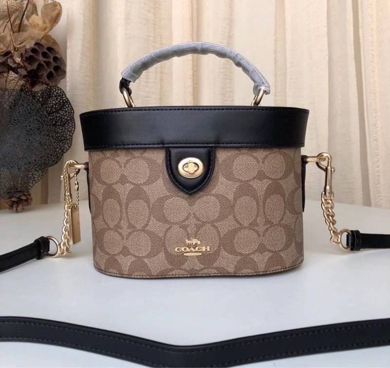 COACH KAY CROSSBODY IN SIGNATURE ((78277)) กลับมาอีกครั้ง! กระเป๋าหิ้ว//สะพายแบบครอสบอดี้ร์ หนังแท้นิ่มสวย เปิดปิดกระเป๋าแบบหมุนล็อค ภายในโล่งสามารถใส่กระเป๋าเงินใบกลางได้;มือถือได้ทุกรุ่น; มีช่องเล็กให้ใส่ของจุกจิก;ซัปในบุผ้าอย่างดีเลยค่ะ มาพร้อมสายสะพาย