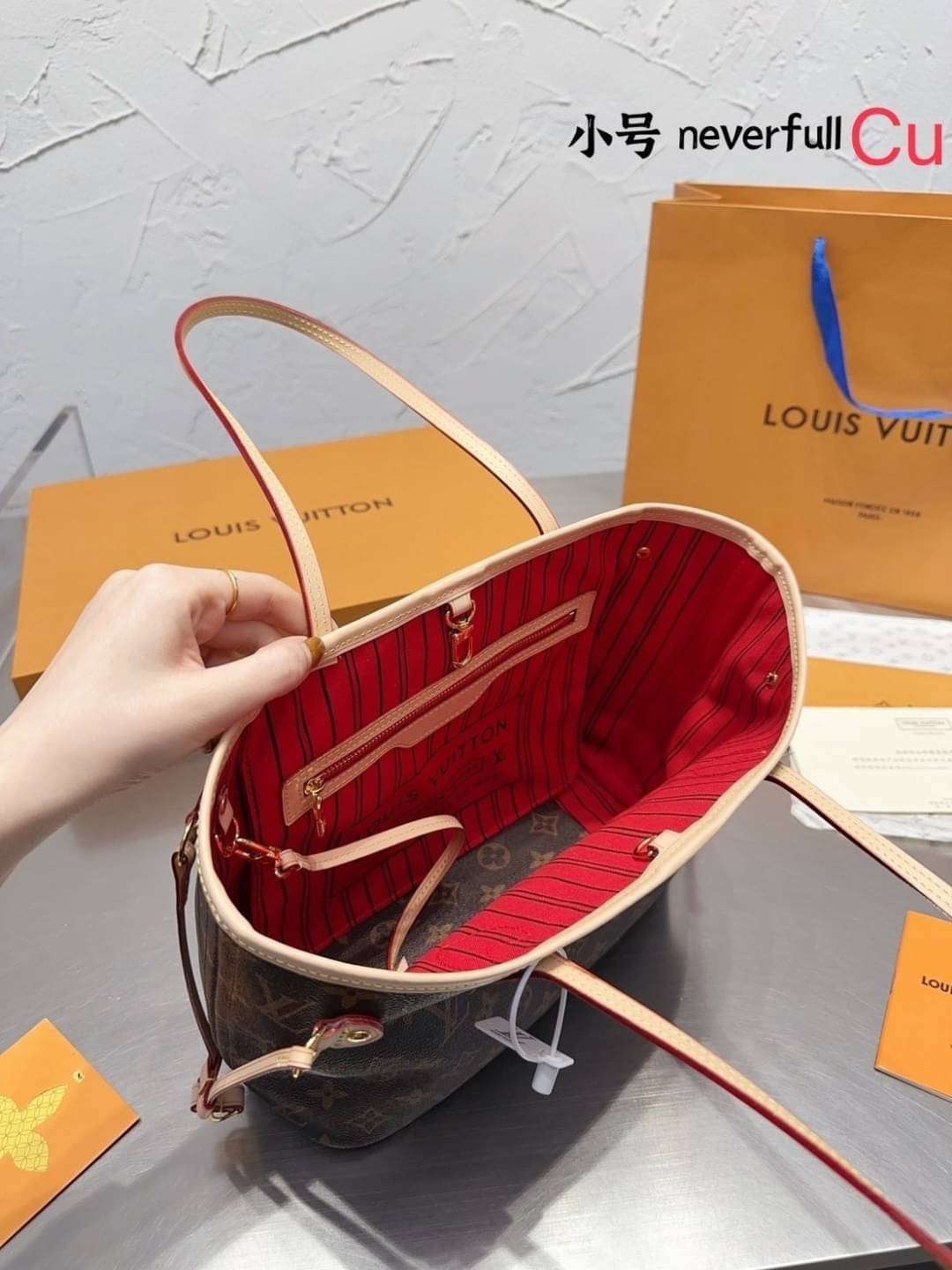 LV Neverfull Monogram Tote Bag กระเป๋าทรงโท้ทสะพายไหล่ใบใหญ่ขนาดกำลังสวย มาพร้อมใบลูก คลาสสิคที่สุด เป็นอีกรุ่นที่มีคนใช้กันทั่วบ้านทั่วเมือง ฮิตแบบไม่ต้องพูดเยอะ