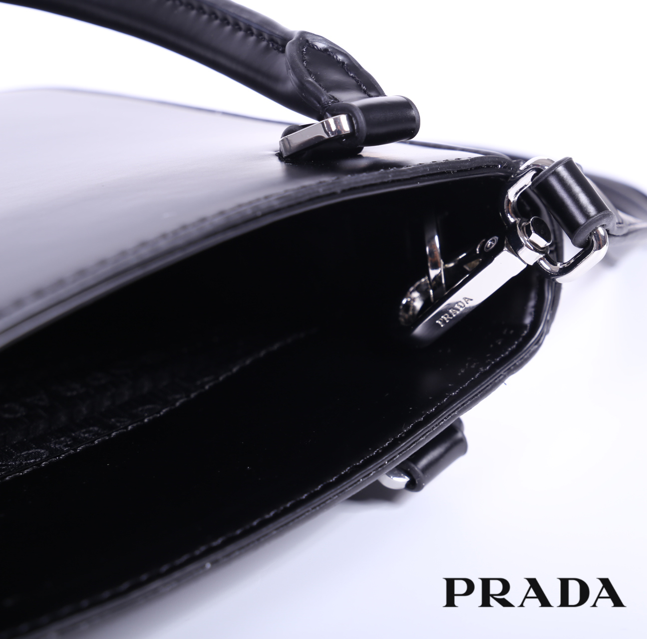 PRADA Small brushed leather tote กระเป๋าTote ขนาดเล็กที่มีดีไซน์ทรงเหลี่ยมโฉบเฉี่ยว วัสดุจากหนังเงาซึ่งเป็นวัสดุที่โดดเด่นของแบรนด์มาตั้งแต่ยุค 90'