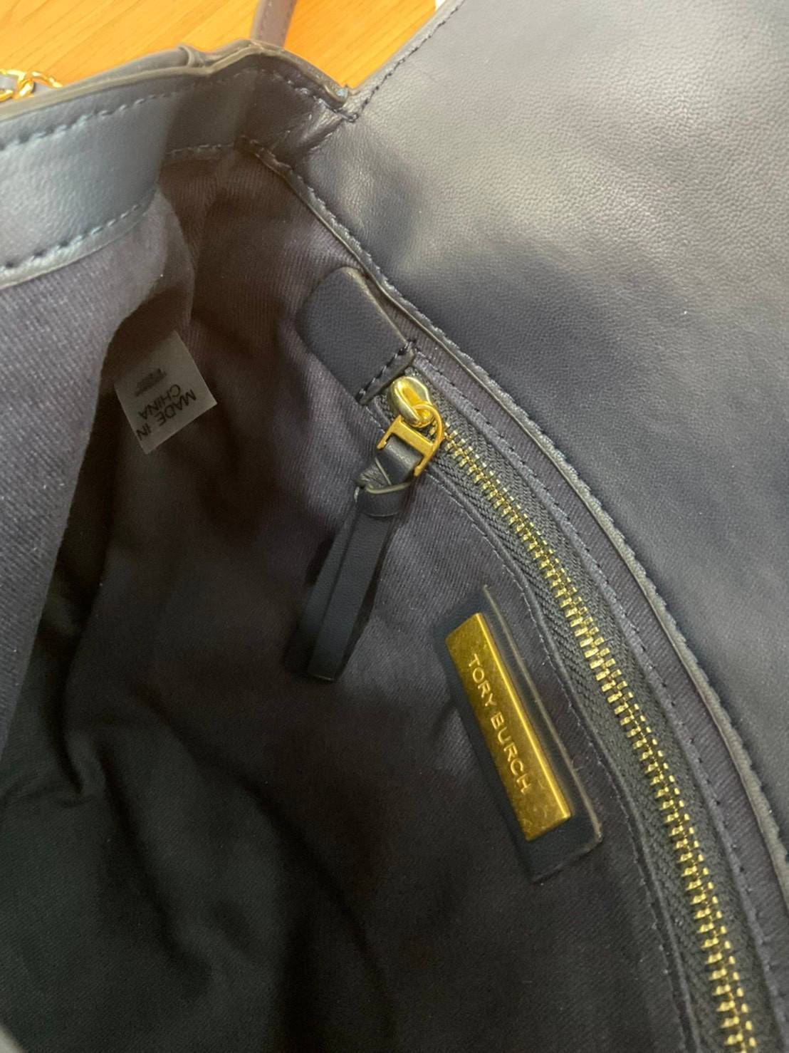 Tory Burch Fleming Satchel Bag รุ่น 45147 สี Royal Navy กระเป๋าสะพาย Crossbody ทรงสวย ดีไซน์เก๋ สุดคลาสสิค เพิ่มดีเทลโลโก้แบรนด์บนฝากระเป๋าอัพลุคให้ดูเท่ห์ และ พู่หนังถอดได้ วัสดุหนังแท้ สัมผัสนุ่มมือ หนังสวย น้ำหนักเบา ตั้งอยู่ทรง เปิดปิดด้วยกระดุมแม่เหล