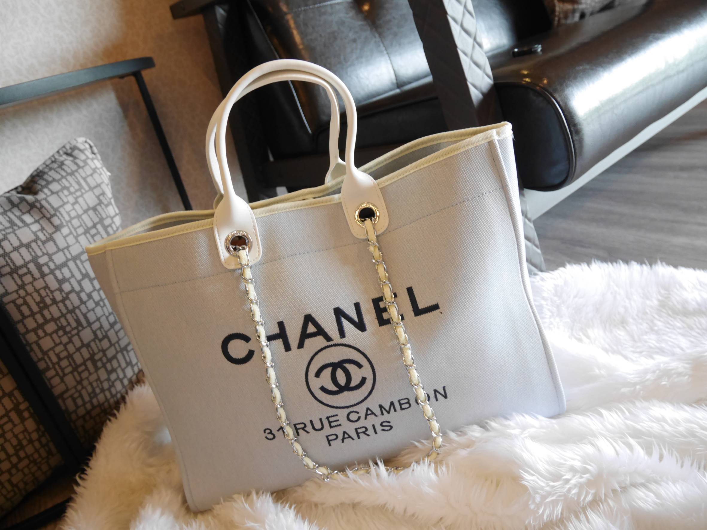 How Cute! 🎄🎄 รุ่นใหม่ล่าสุด!! ที่สาวๆรอคอย Chanel tote canvas bag จากงานพรีเมี่ยม VIP GIFT รุ่นดังเลยค้า Size ใหญ่อลัง บอกเลยว่า **งานดีที่สุด ตัวกระเป๋า กระเป๋าผ้าเป็นผ้า canvas เนื้อดีสมราคา สัมผัส นุ่มลื่นมือมากกกก อะไหล่เงินปั้มแบรนด์แ