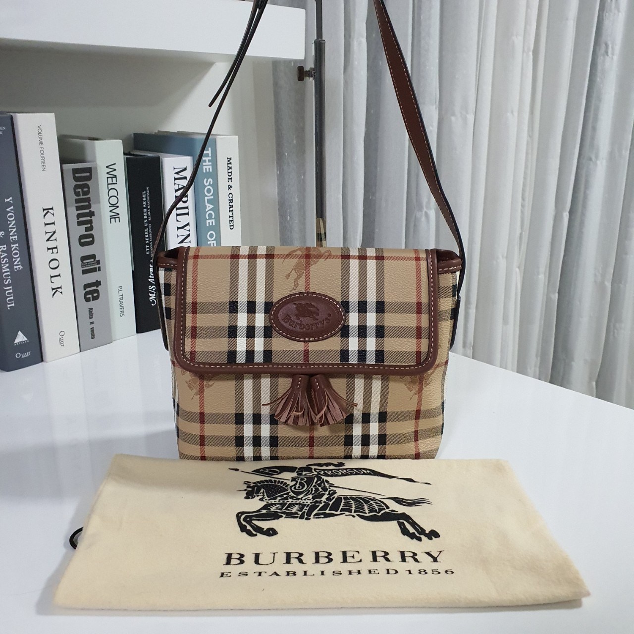 พรีเมี่ยมกิ๊ฟแท้ 100% 】BURBERRY CROSSBODY VINTAGE BAG VIP GIFT WITH PURCHASE (GWP) พรีเมี่ยมกิ๊ฟ Limited Edition จากBURBERRY วัสดุหนังPVC สวยอยู่ทรง เปิดปิดด้วยฝาปิดกระดุมแม่เหล็กประดับริบบิ้นพู่