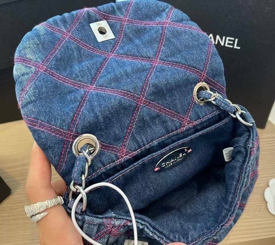 CHANEL 2022 COCO BEACH Denim Saddle bag / CHANEL Mini Flap Bag Denim Pearl Silver งานเดนิมน่ารักๆแบบเท่ๆ ไปเลยค่า พร้อมส่งที่ไทย จำนวนจำกัด สินค้าต้องมีติดตัวเลยค่าา! กระเป๋าคล้องไหล่หรือสามารถสะพายแบบครอสบอดี้ร์ได้ วัสดุเดนิมทั้งใบ สายสะพายแบบโซ่สวยงาม ข