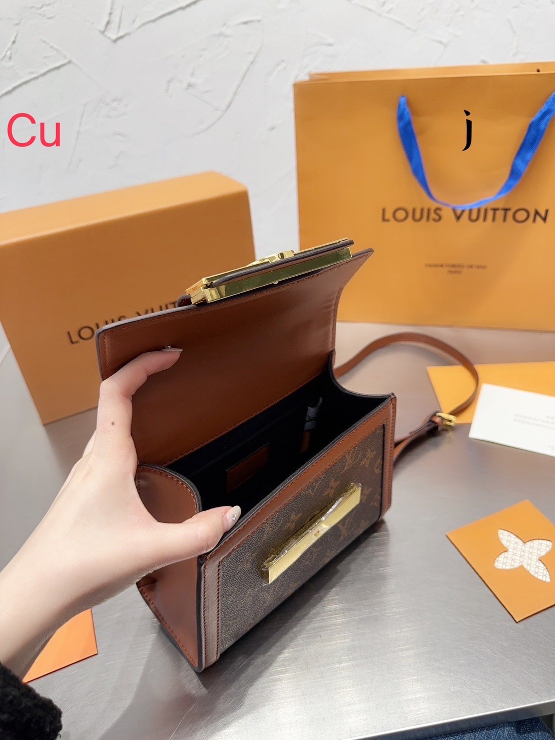 LV Dauphine Capitale Bag / LV HandBag กระเป๋าสะพายข้าง พร้อมหูจับในตัวใช้งานว่าย พิมพ์ลายโมโนแกรมสุดหรูจากแบรนด์ดัง ภายในจุของได้เยอะ ขนาดกำลังสวย ใช้เป็น every look ได้เลยค่ะ ใบนี้คือสวยหรู คุ้มสุดๆไม่ควรพลาดเลยค่า