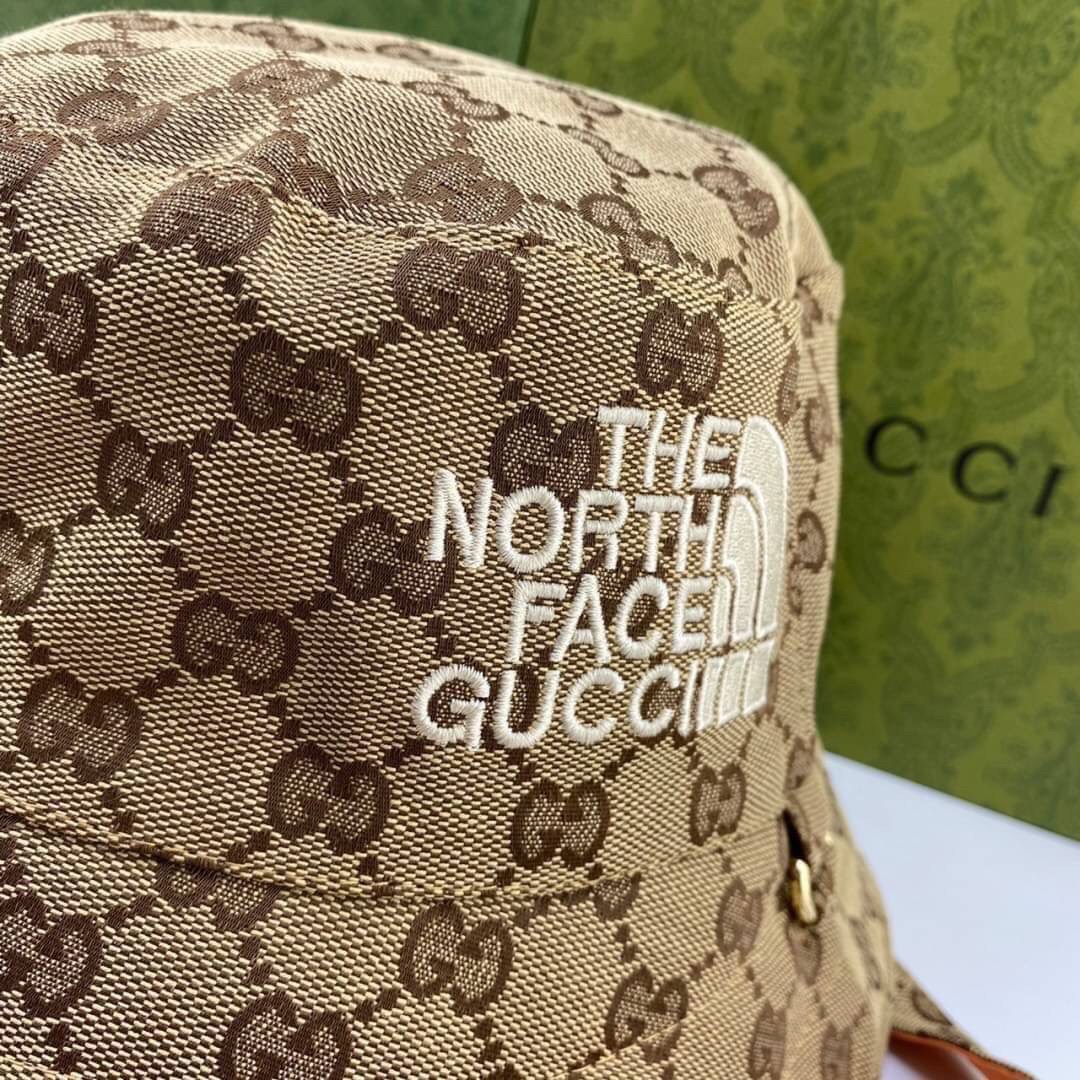 The North Face x Gucci GG canvas hat พร้อมส่งที่ไทย หมวกผ้าแคนวาสใส่ได้ 2 ด้าน พร้อมสายรัดคางเส้นยาว งานปักละเอียดคมชัด เกรดออริจินอล สวย คุ้มค่าค่ะ