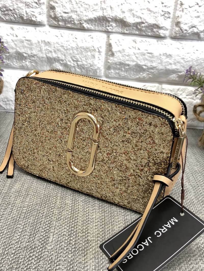 MACR JACOBS NEW YORK 2 ZIP กระเป๋าสะพายข้างหรือ crossbody ได้ค่ะ มาพร้อมสายสะพายมา 2 สาย ถอด และปรับระดับ ได้ทั้ง 2 สาย สลับใช้ไม่จำเจ ด้านหน้าตประดับ logo สวยหรู มี 2 ช่องซิปใส่ของ ภายในจุได้พอประมาณ มีช่องซิป และช่องเล็กใส่ของจุกจิก ที่จับซิปเป็นพวงหนัง