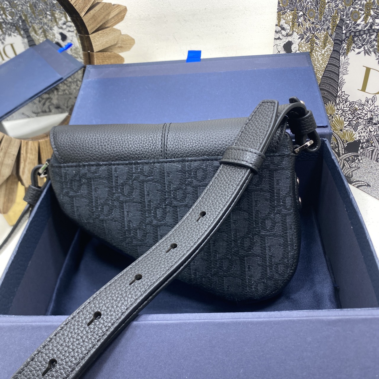 ORI หนังแท้ | DIOR Mini Saddle Bag กระเป๋าสะพาย คาดอก ผ้าแจ็กการ์ดลาย Oblique สีดำ นำเสนอมุมมองใหม่ให้กับดีไซน์ไอคอนิกด้วยรูปทรงที่ทันสมัย