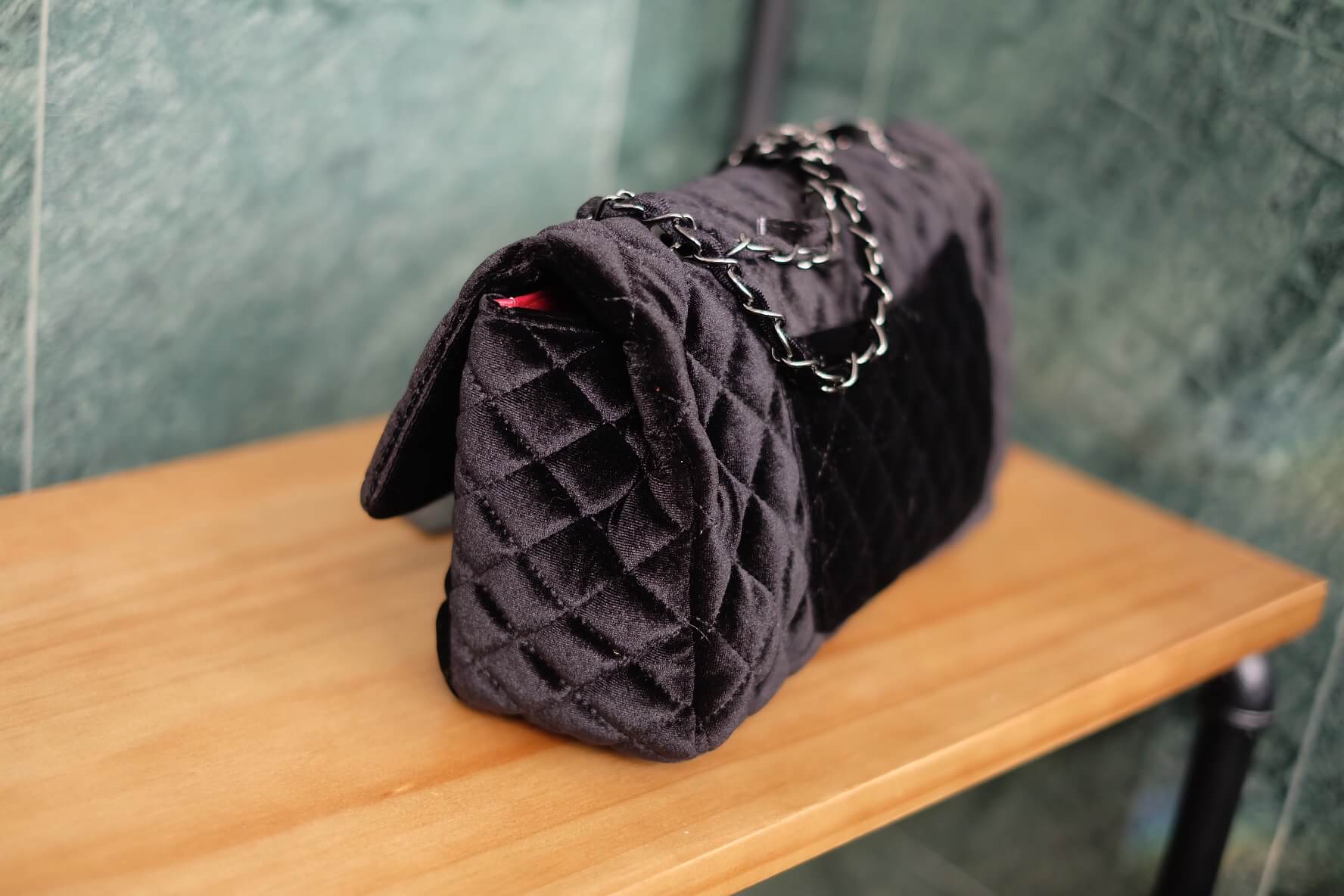 งานแท้ชนช้อป ทรงยอดฮิต ห้ามพลาดเลยน๊า กระเป๋าสะพายหนังกำมะหยี่ ทรงสวยจากแบรนด์ David Jones สวยหรูมาก ภายในสีแดง ภายนอกดำ อะไหล่ดำรมควัน ขนาดกำลังดีเลยใส่มือถือ กระเป๋าตังค์ยาวได้หมด น้ำหนักเบามากๆ ภายในมีช่องแบ่งเก็บของได้ 2 ด้าน ด้านหลังกระเป๋าใส่ของได้ 