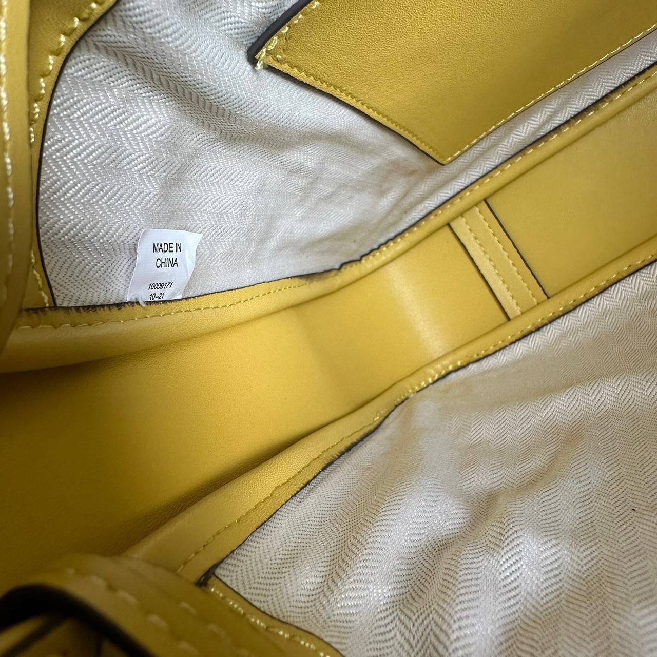 TORY BURCH T Monogram Straw Bell Bag กระเป๋าสะพายข้างรุ่นคลาสสิกที่ได้แรงบันดาลใจจากการควิลท์แบบดั้งเดิมของเพนซิลเวเนีย คอลเลกชันบ่งบอกถึงความมีสไตล์เหนือกาลเวลา รูปทรงเรียวโดดเด่น ปักทอลายแบรนด์อย่างสวยงาม เปิด ปิดด้วยเชือกรูด ด้านในช่องโล่งกว้าง ซับในผ้