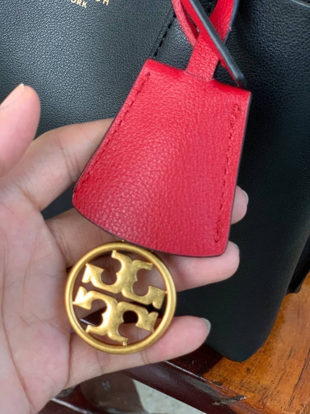 Tory Burch Perry small tote bag ออกแบบเพื่อเหมาะใช้งานได้ในชีวิตประจำวัน ใช้วัสดุผสมผสานช่วยให้กระเป๋าเป็นทรงสวยโดยยังคงคุณภาพนิ่ม สวยงามด้วยหนังวัวแท้ เรียบหรูและคลาสสิค สามารถใช้เป็น every day bag ภายในมีช่องแยกใช้งานอย่างชัดเจน ขนาดที่กำลังพอดีเลยจัดเป