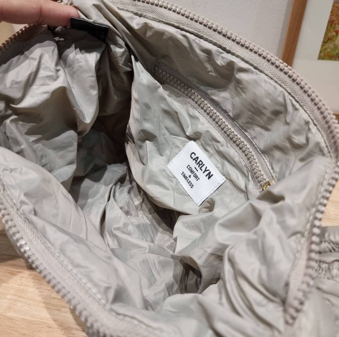 Carlyn cozy bag / Carlyn glaze bag 13 สีพร้อมส่ง อีกหนึ่งคอลเด็ด ที่ฮิตแบบฉุดไม่อยู่ กับไอเท็มนุ่มนิ่มจากเกาหลี พร้อมสีใหม่ล่าสุด กระเป๋าสะพายก้อนเมฆสุดเก๋ ที่สามารถใช้ได้หลากหลาย