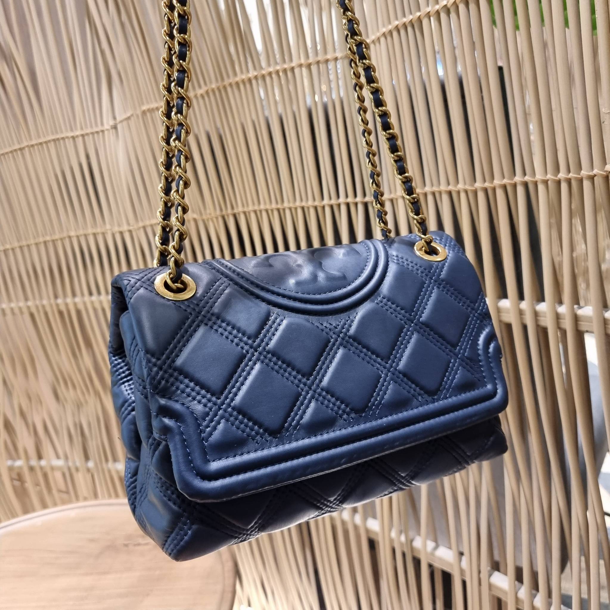 TORY BURCH FLEMING SOFT CONVERTIBLE SHOULDER BAG รุ่นหายากที่สาวๆตามหา มาพร้อมเสิร์ฟความสวยถึงบ้านไปเลยจ้า รอบนี้คัดสีสวยๆมาให้ได้ช้อปกันอย่างจุใจไปเลย กระเป๋าสะพายไหล่ หนังแท้นิ่มเต็มใบ สวยหรูดูแพง เปิด-ปิดด้วยตัวกดล็อคแน่นหนา สายสะพายในตัวปรับใช้ได้ 2 แ