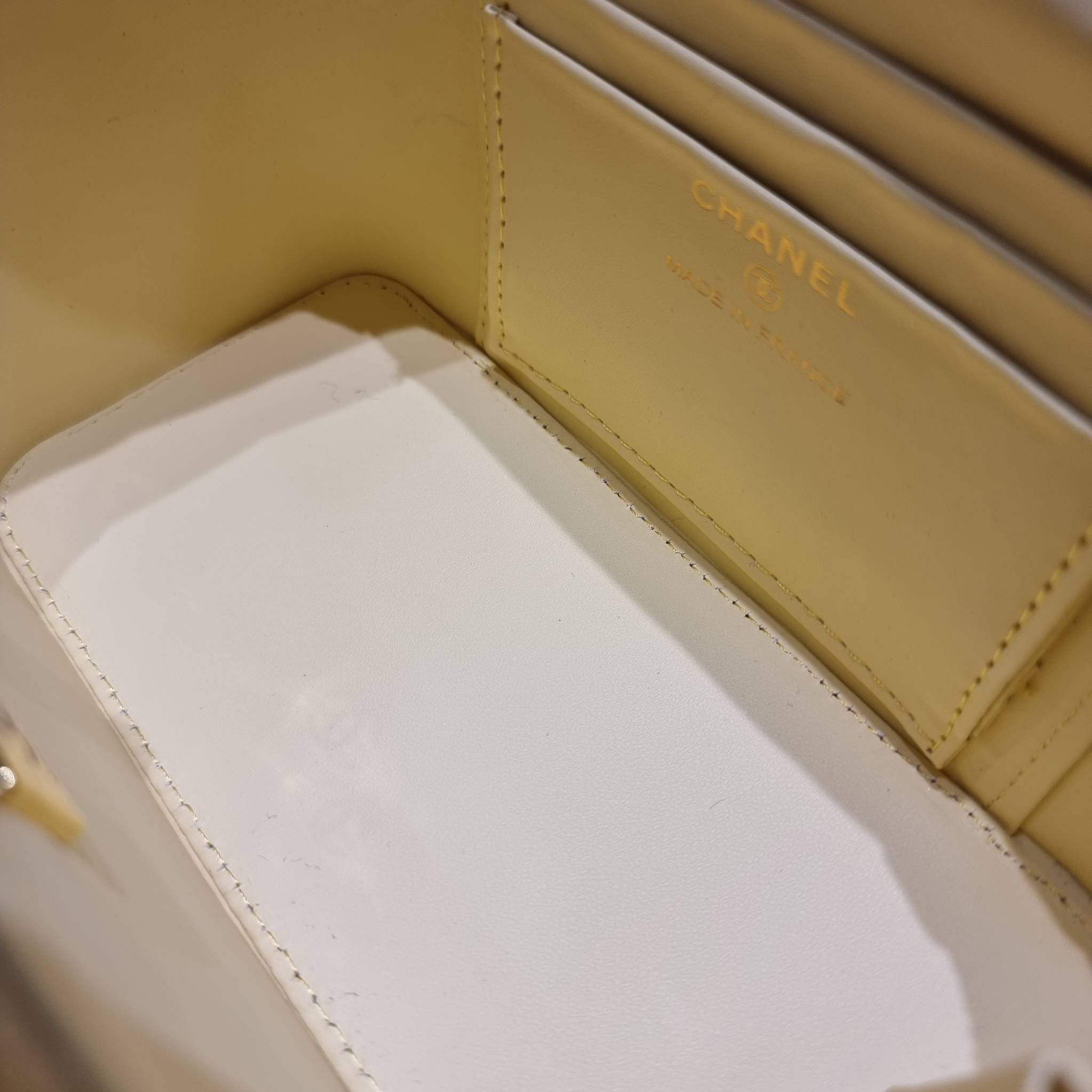 Chanel camellia vanity case bag พลาดไม่ได้เลยกับคอลสุดแซ่บ ดีไซน์ใหม่ 2023 นอกจากความคลาสสิคของรูปทรง ตัวอะไหล่ก็ยังปรับเพิ่มดีเทลความหรู