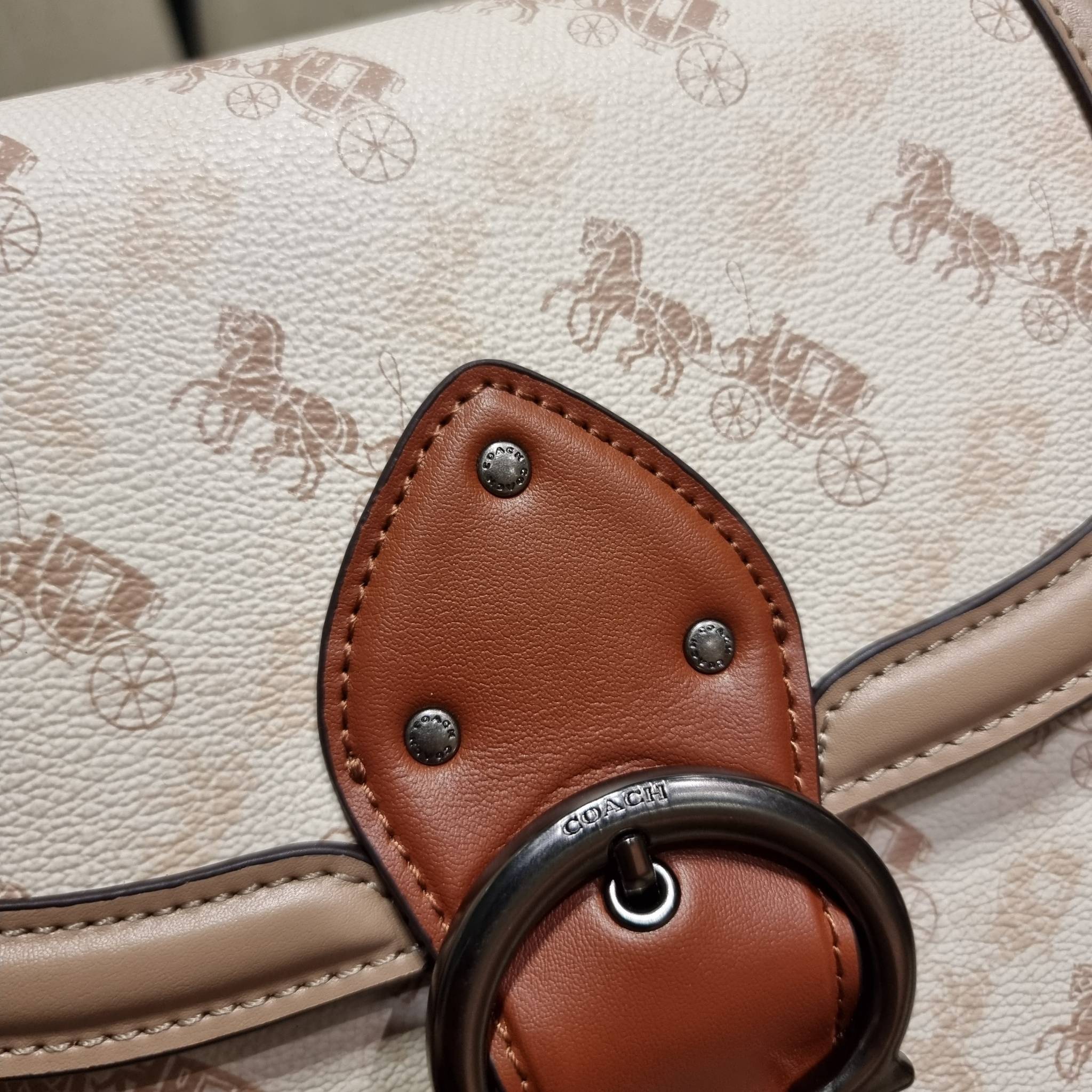 COACH C0745 BEAT SADDLE BAG WITH HORSE AND CARRIAGE PRINT The best item! ที่สาวๆรอคอย! ฮอตไฟลุก! สีหายาก ละมุนคุณหนู คอลเลคชั่นใหม่ ดีไซน์หรูหรา พิเศษมากๆมาพร้อมสายสะพาย 2 เส้น ใช้คู่กันหรือแยกสะพายก็สวยครบสูตร กระเป๋าสะพายทรง saddle คลาสสิค เปิด-ปิดด้วยก