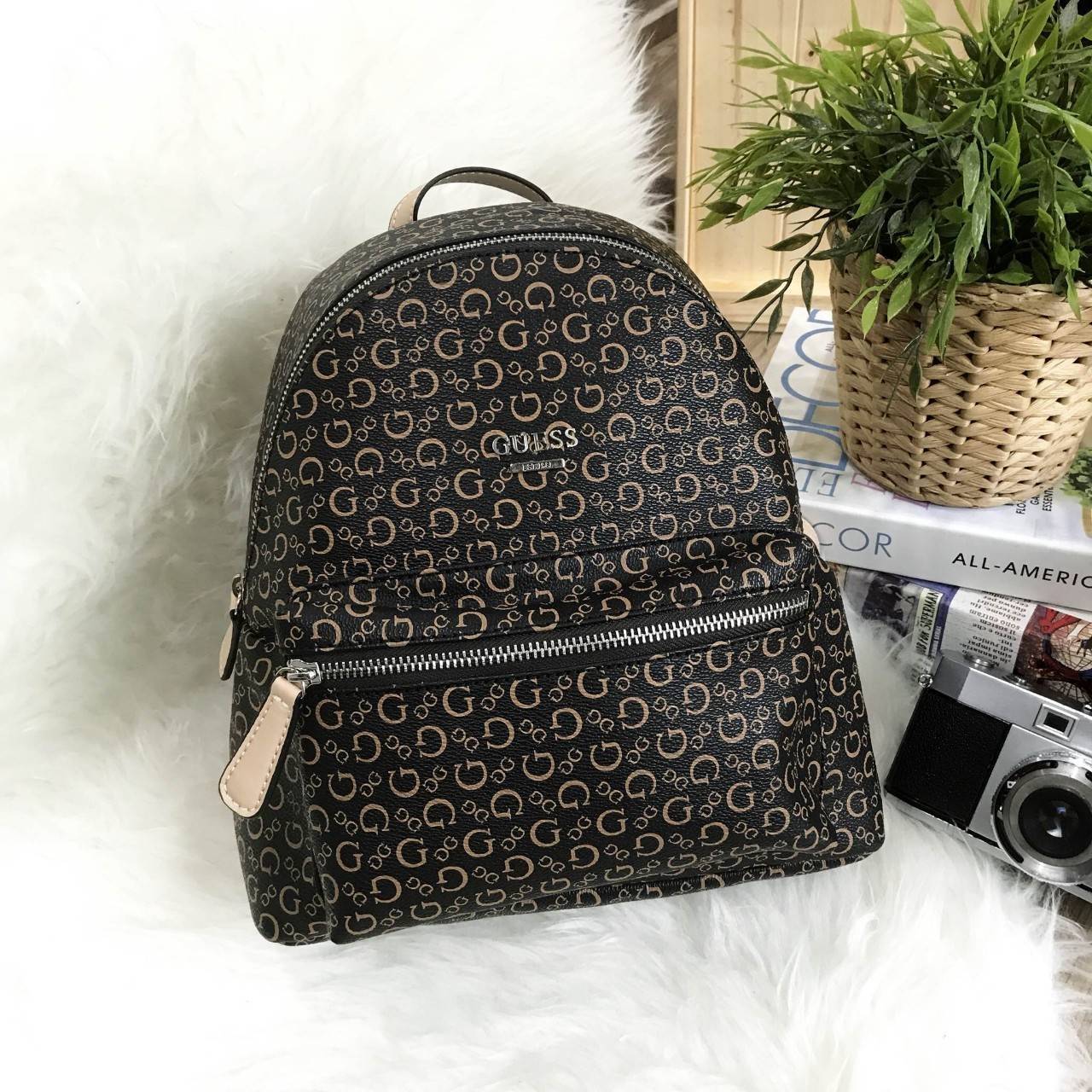 GUESS WOMAN'S FACTORY BACKPACK กระเป๋าเป้ขนาดกำลังดี วัสดุหนังแกะสังเคราะห์เนื้อนิ่ม น้ำหนักเบา มีหูหิ้ว เเละสายสะพายหลังเลื่อนปรับได้ ด้านหน้ามีโลโก้ และช่องซิป เปิดปิดด้วย ภายในกว้าง ใส่ iPad ได้ มากับราคาสุดคุ้มค่ะ