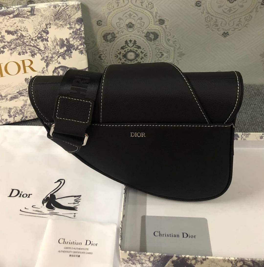 หนังแท้ Dior Shawn Stussy Saddle Crossbody Bag Printed Leather / Dior Waist Bag / Dior Belt Bag / Dior Saddle พร้อมส่งที่ไทย ภาพสินค้าถ่ายจากงานขายจริง ใช้งานต่างประเทศได้ค่ะ