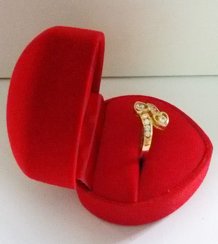 สินค้าหมดค่ะ แหวนเพชรทองเหลือง แบบ2(หัวใจไขว้2ดวง)พร้อมกล่องกำมะหยี่รูปหัวใจค่ะ
