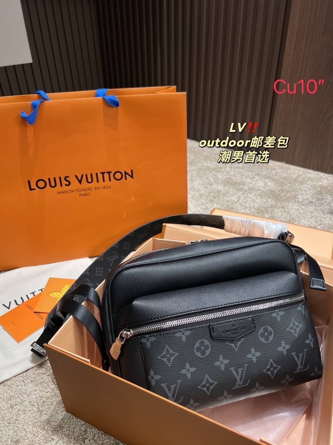 LV Outdoor Messenger Bag Monogram canvas Taiga กระเป๋าสะพายทรงแมสเซ็นเจอร์หนังไทก้า พิมพ์ลายโมโนแกรมช่องหน้า สวยหรูคลาสสิก ขนาดใบกำลังดี ไอเท็มใหม่ที่สามารถใช้ได้ everyday รีบจัดก่อนใครได้เลย!