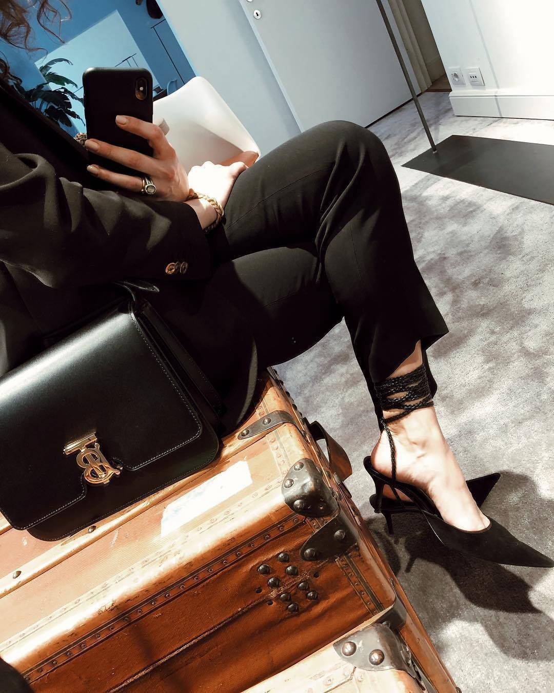 พรีเมี่ยมกิ๊ฟแท้ 100% 】BURBERRY FRAGRANCES CROSSBODY BAG VIP GIFT WITH PURCHASE (GWP) กระเป๋าสะพายพรีเมี่ยมกิ๊ฟ Limited Edition จากน้ำหอม BURBERRY DUTY FREE วัสดุ Calfskin หนังเรียบสวยอยู่ทรงดีไซน์ยอดนิยมประดับโลโก้แบรนด์ทองด้านหน้า