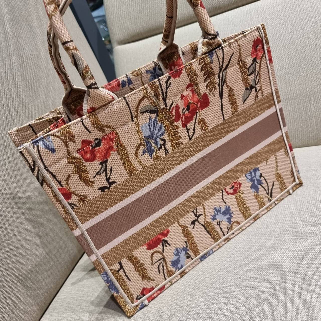 VIP 】HOT ARRIVAL!! DIOR CD SHOPPING BAG WITH GWP กระเป๋าทรงช้อปปิ้งใบใหญ่ จุใจ!! พรีเมี่ยมกิ๊ฟรุ่นดับเบิ้ลฮอต ดีไซน์คลาสสิควินเทจ สวยหรู วัสดุผ้าแคนวาสลายกราฟฟิค ภายในโล่งกว้างมากๆ ใส่ของจุสุดๆ โน้ตบุ้ค ไอแพด กระเป๋าสตางค์ มือถือ หรือเสื้อผ้ายังได้ สะพายค