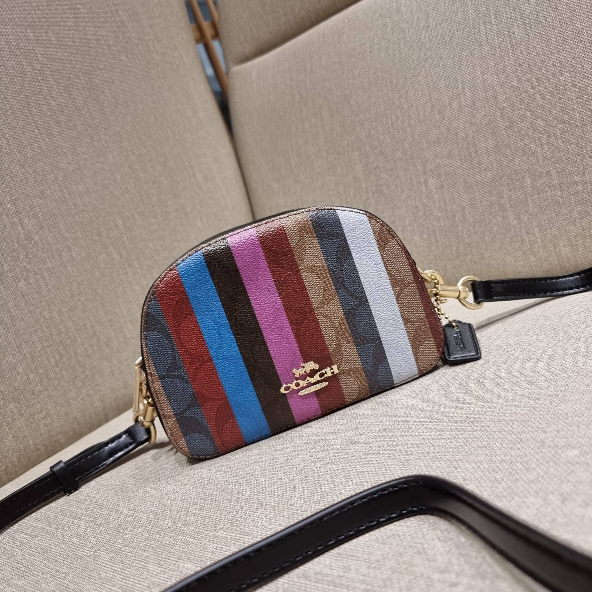 OUTLET 】COACH C5590 MINI SERENA CROSSBODY IN SIGNATURE CANVAS WITH STRIPE PRINT มาจ้าแม่ มาหนักๆอีกแล้ว กับคอลเลคชั่นที่ขายดี ขายหมด ไม่เคยพอจะขาย!! มินิเซเรนา ดีไซน์สดใส น่ารักน่าใช้ที่สุด วัสดุหนังแคนวาสเคลือบลาย เปิด-ปิดด้วยซิป สะดวกใช้ ภายในเป็นช่องโล
