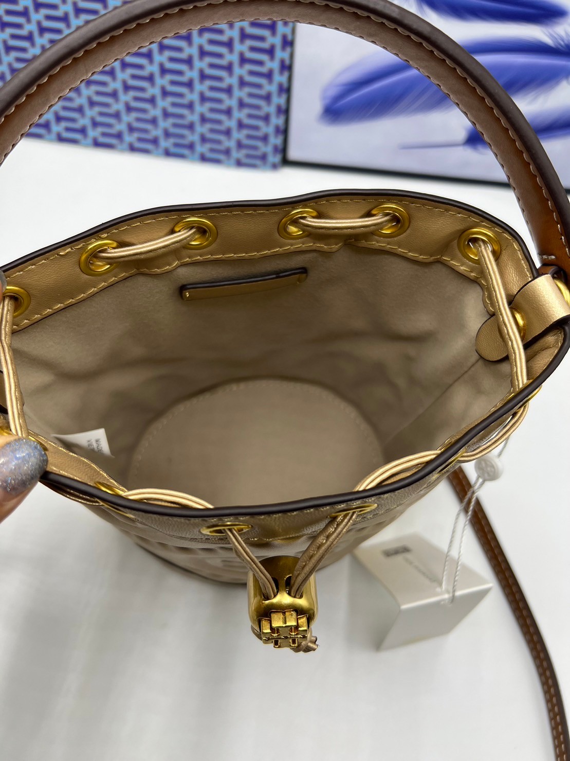 6 สี Tory Burch Puffy Mini / Tory burch T Monogram Puffy Patent Mini Bucket Bag / Tory Bucket Bag กระเป๋าบัคเกต size เล็ก โดดเด่นด้วยโลโก้ตัวนูนปั๊มด้านหน้า