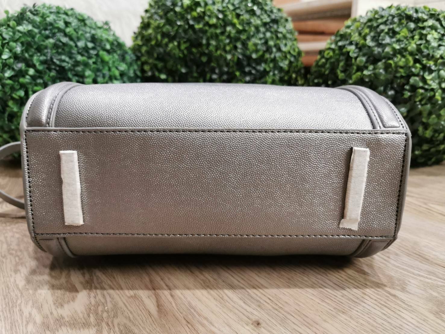 CHARLES & KEITH SAFFIANO TRAPEZE BAG กระเป๋าถือหรือสะพายรุ่นยอดนิยมดีไซน์สวยหรูวัสดุหนังคาเวียร์อยู่ทรง ด้านข้างเเต่งหนังช่องตัดดูมีดีเทล ด้านหน้ามีโลโก้ ด้านหลังมีช่องซิป เปิดปิดด้วยซิปหัวซิปแบรนด์ หูจับเเข็งแรง พับลงได้ พร้อมสายสะพายหนังปรับระดับได้ถอดไ