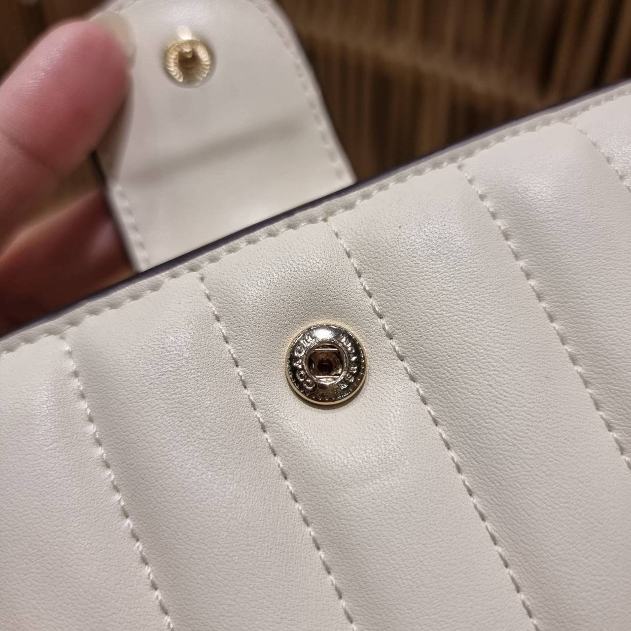 COACH C3454 MEDIUM CORNER ZIP WALLET ความหรูที่ซื้อได้!! กระเป๋าสตางค์ดีไซน์ใหม่ล่าสุด ออกแบบมาหรูดูดี ดีเทลลูกเล่นบุหนัง nappa นิ่มขึ้นเงาสวยมากๆ เปิด-ปิดใช้งานง่าย มีช่องซิปแยก มีช่องใส่บัตร ใส่ธนบัตรได้ทุกชนิด สะดวกใช้จริงๆใบนี้ สาวๆได้ไปใช้แล้วไม่อยาก