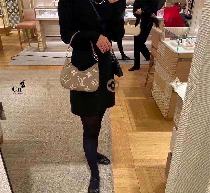 LV Replica Bagatelle BB Leather Hobo Bag / LV Bagatelle BB bag กระเป๋าสะพายสุดหรู มาใหม่ชนช้อปค่า ใบเล็กซิปบน หนังลายโมโนแกรม งานสวยเป๊ะที่สุดเป๊ะทุกมุม ปั้มทุกจุด ใช้ได้ Everyday Look เลยค่า ดีไซน์ทรงคลาสสิค มาพร้อมสายสะพายยาวงานจริงสวยทุกมุมเป๊ะปังมากค่