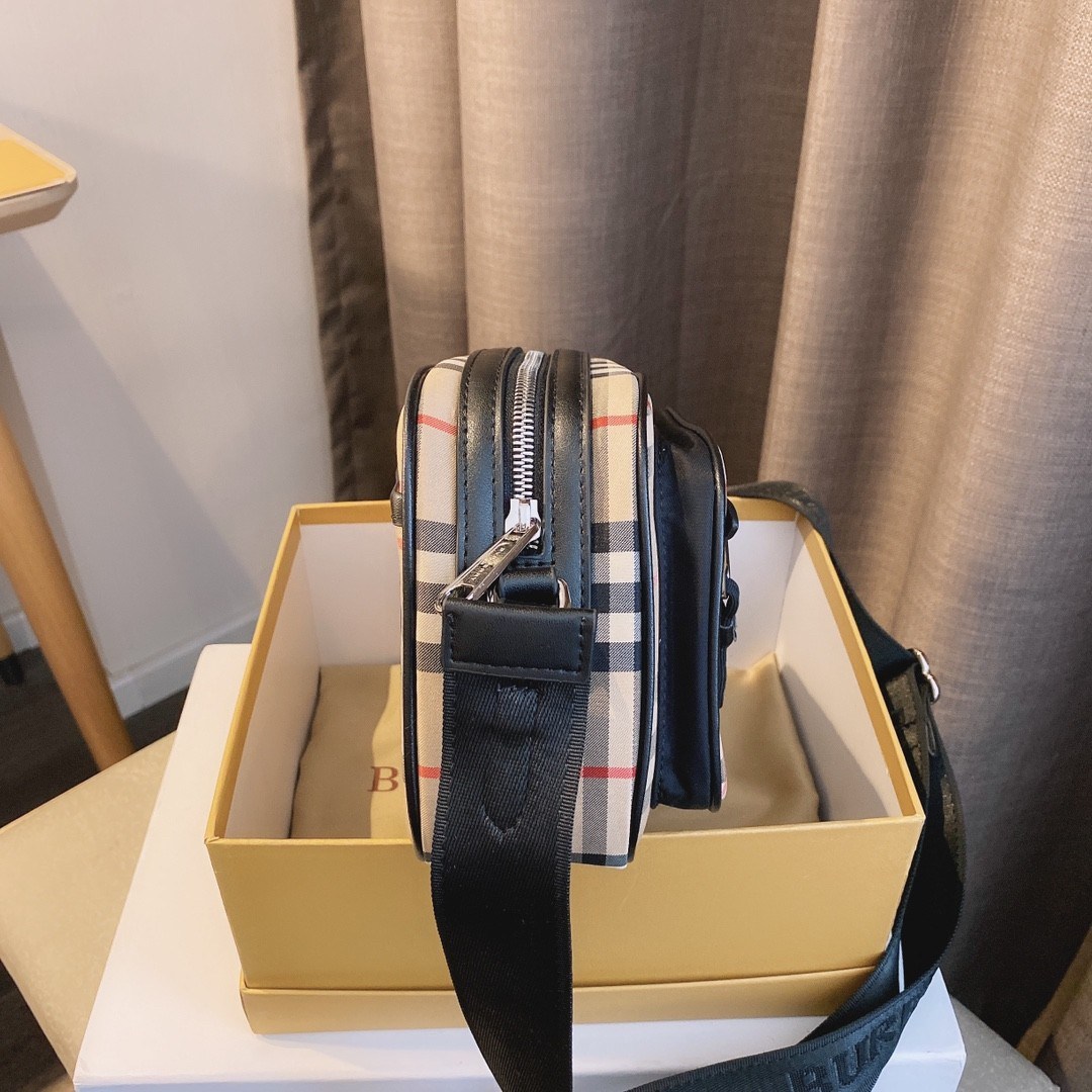 พรีเมี่ยมกิ๊ฟแท้ 100% 】สำหรับคุณผู้ชาย มีมาให้ช็อปแล้วค่ะ!!! 🇬🇧 NEW ARRIVAL! BURBERRY CROSSBODY BAG VIP GIFT WITH PURCHASE (GWP) พรีเมี่ยมกิ๊ฟ Limited Edition