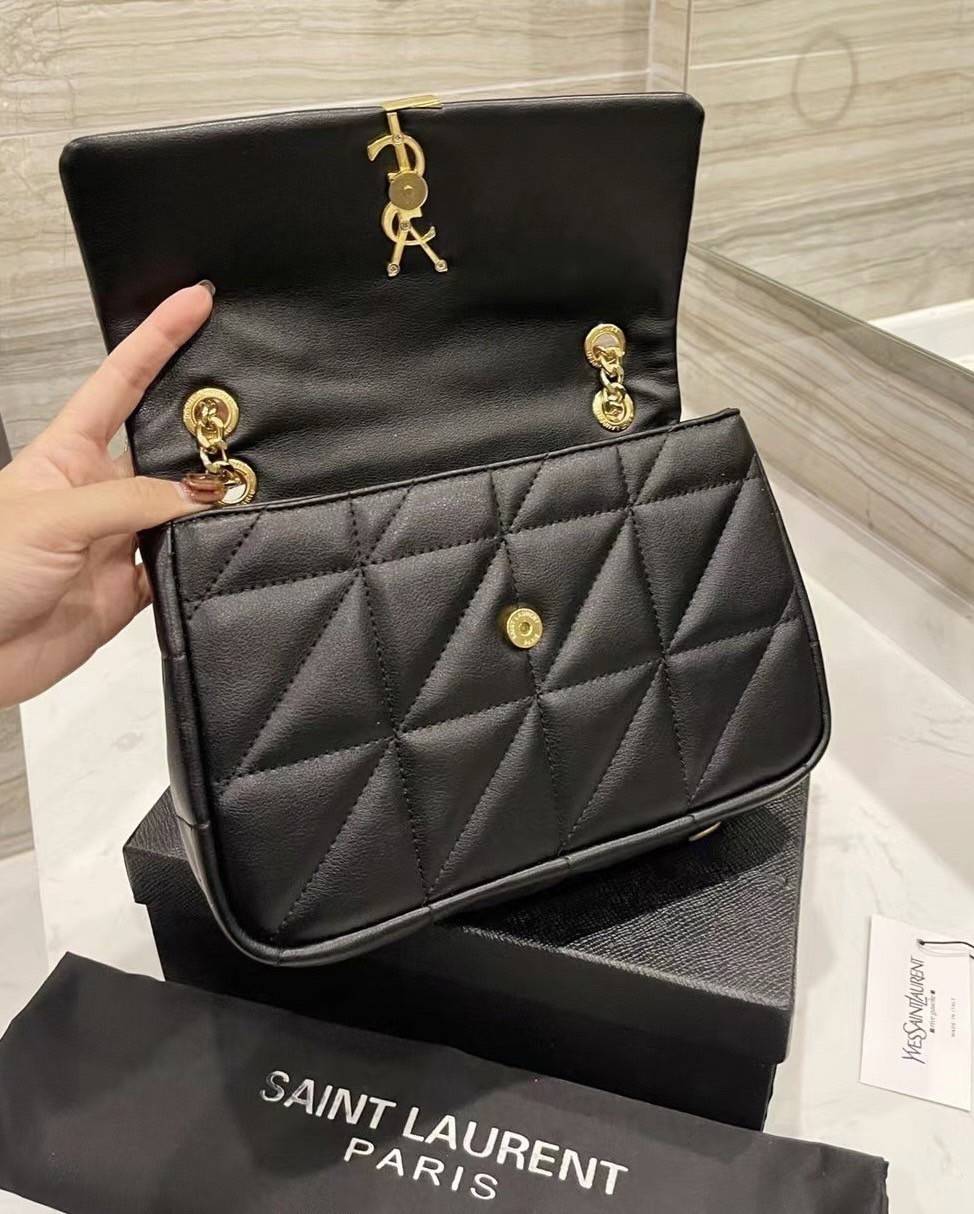 VIP 】SAINT LAURENT JAMIE BAG VIP GIFT WITH PURCHASE (GWP) พรีเมี่ยมกิ้ฟ Limited Edition จาก YSL DUTY FREE COUNTER วัสดุหนังแกะสังเคราะห์ อะไหล่สีทอง ดีไซน์ลายตารางหมากฮอต ประดับโลโก้แบรนด์ที่ด้านหน้า รูปทรงสวย มีหูจับถนัดมือสายสะพายโซ่เลื่อนปรับระดับได้..