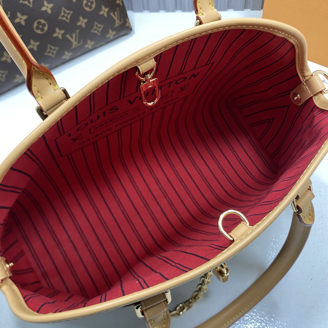 TOP ORI หนังแท้ | LV Ever More PM Monogram canvas กระเป๋าสะพายดีไซน์วินเทจ หูจับในตัว สวยหรู คลาสสิคตลอดกาล