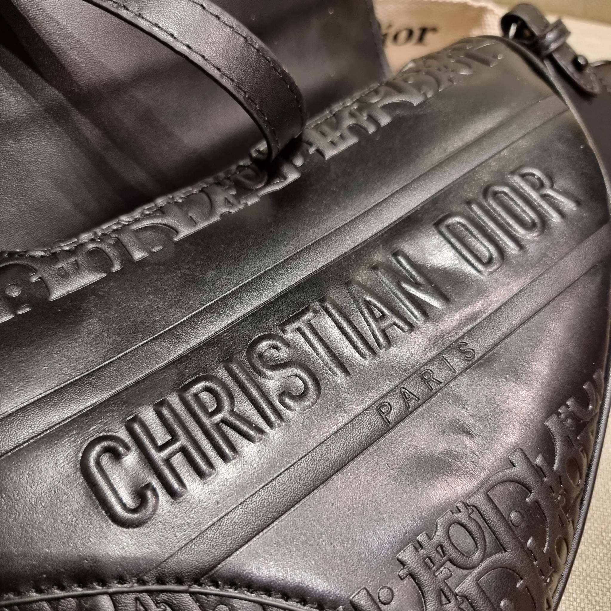 VIP CD OBLIQUE SADDLE BAG / DIOR SADDLE กระเป๋าสะพายข้าง ทรงสวยไม่ซ้ำใคร กิมมิคในตัว ดูแพง ไซส์ใหญ่ ดีไซน์ย้อนยุค เป็นเอกลักษณ์สวยทุกแบบ เปิด-ปิดด้วยกระดุมแม่เหล็กซ่อน ใช้งานง่ายมากๆ ภายในเป็นช่องโล่ง มีช่องซิป ใบสีดำเป็นหนังแท้ ใบลายเป็นผ้าแคนวาส ดูดี ดู