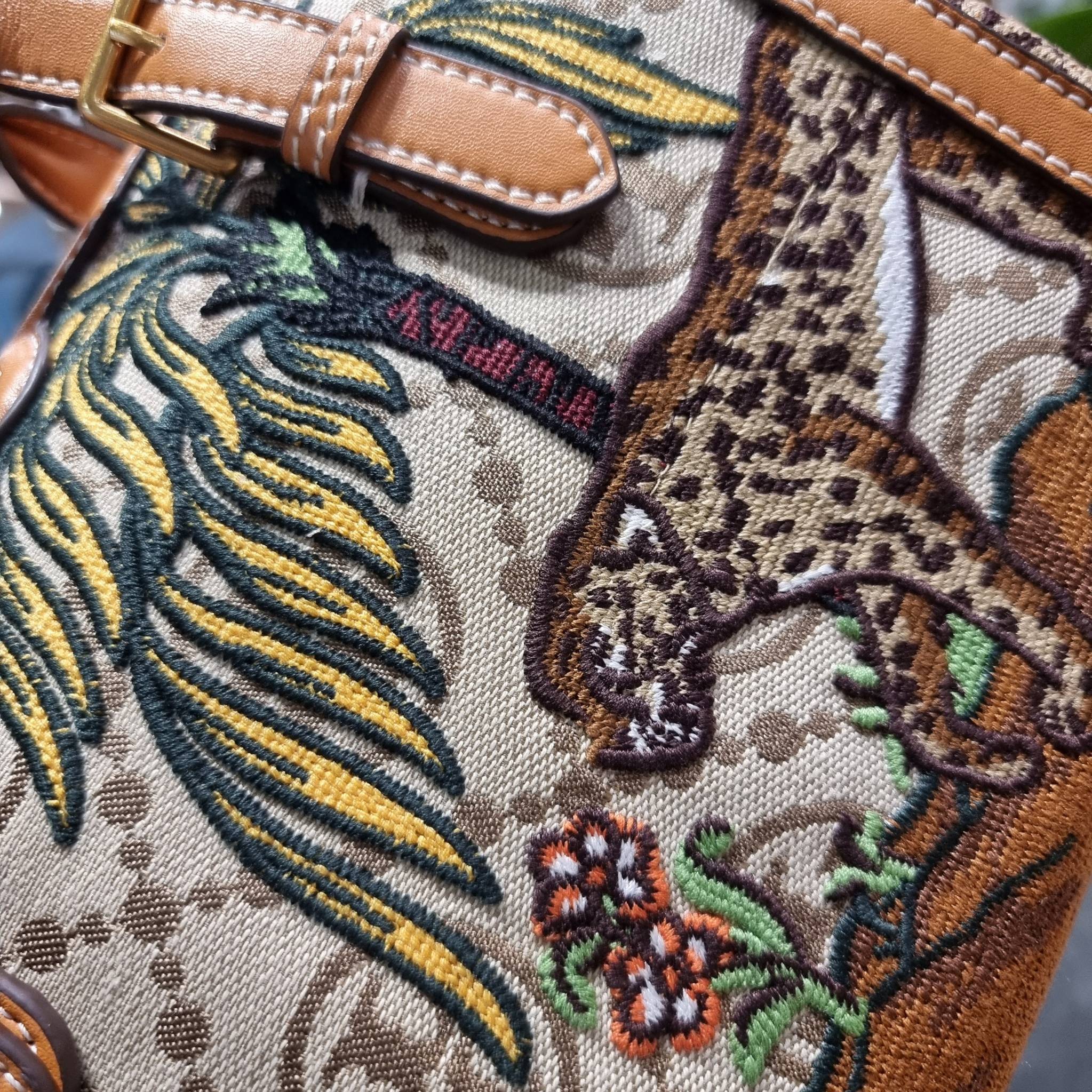 TORY BURCH T MONOGRAM JACQUARD EMBROIDERED DUFFLE คอลใหม่ล่าสุด สวยพร้อมเสิร์ฟแบบไม่ต้องรอพรีฯ ลายโมโนแกรมสุดคลาสสิคที่ถูกดีไซน์รังสรรค์ด้วยงานปักสุดชิค น่าใช้ใจฟูแค่แรกเห็น!! วัสดุ jacquard woven สลับหนังแท้ หูจับในตัว และพร้อมไปเลยกับสายสะพายข้าง ที่จะถ