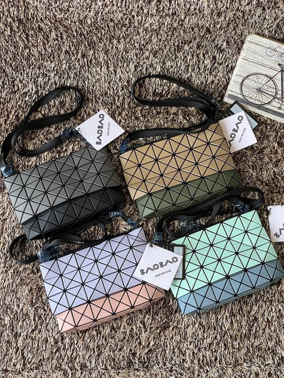 Baobao Issey Miyake Prism Kangaroo crossbody bag กระเป๋าสะพาย Crossbody รูปทรงสี่เหลี่ยมผืนผ้า ไซส์กำลังพอดี เห็นแบบนี้บอกเลยว่าใส่ของสำคัญได้แบบครบถ้วน ไม่ว่าจะเป็นโทรศัพท์ กระเป๋าตังค์ หรือพาวเวอร์แบงค์ จัดเป็นอีกหนึ่งรุ่นที่น่ารัก สายสะพายปรับได้ตามควา