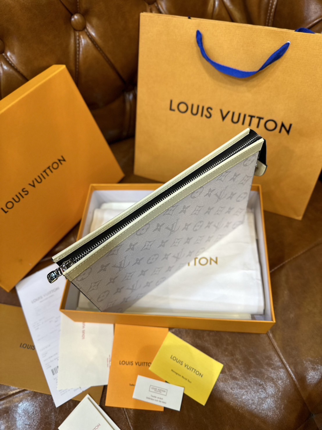 พร้อมส่ง LV Pochette Voyage MM / LV Clutch กระเป๋าถือทรงคลัช ทรงพอช เกรดออริ สลับแท้ 1:1 ใช้ต่างประเทศได้ ใช้ได้ทั้งชายหญิง