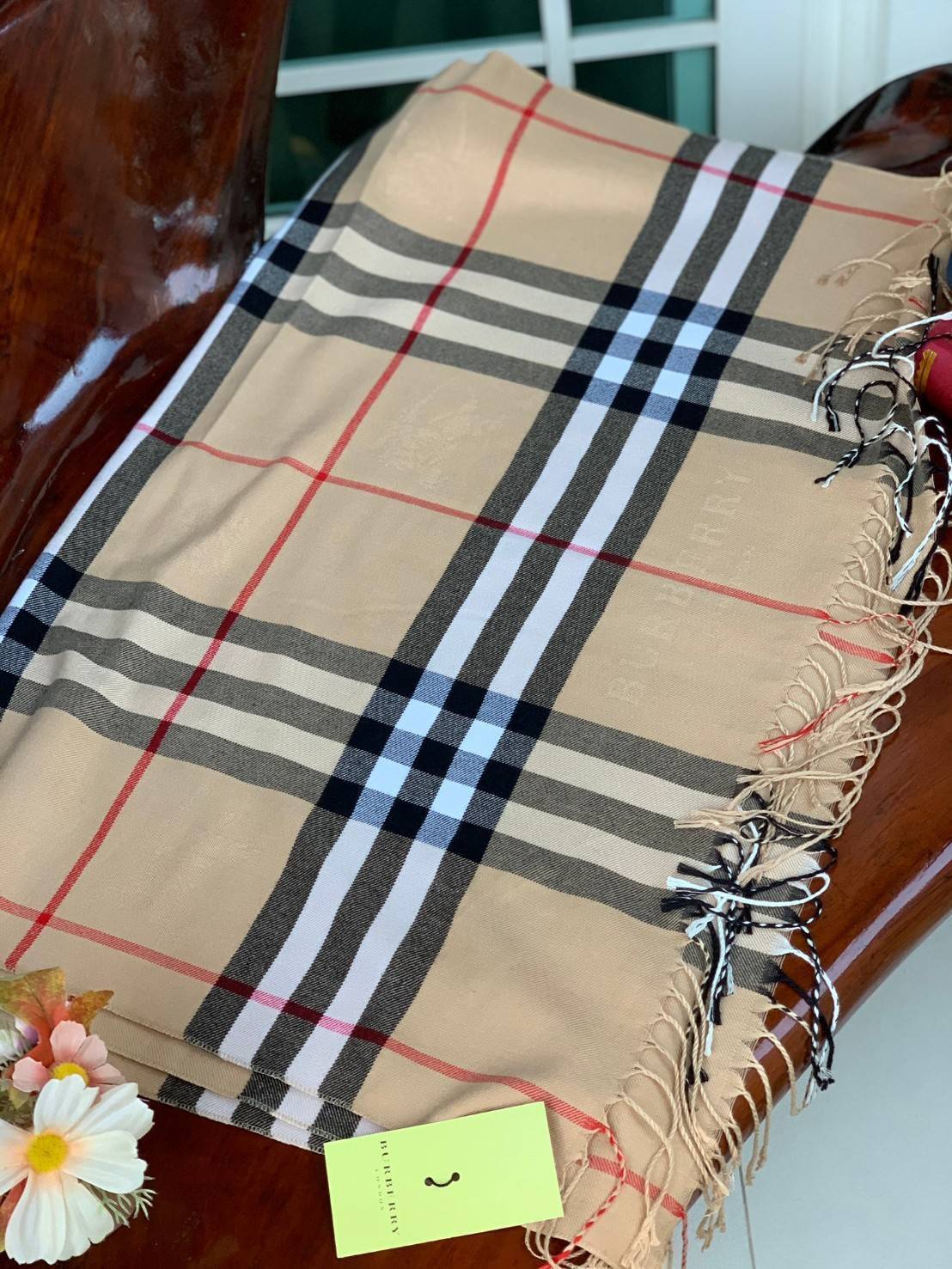 BURBURRY FRINGED CHECKED CASHMERE SCARF สุดเอ็คเซ็คคลูทีฟกับแบรนด์ดังจากปารีส ด้วยงานพรีเมี่ยมกิ้ฟ ส่งมอบความรู้สึกดีๆให้กับคนที่คุณรัก ในรูปแบบผ้าพันคอและผ้าคุมไหล่ผืนใหญ่ให้ความอบอุ่น ถักทอด้วยผ้าcashmereลายตารางอ่อนหวาน มาพร้อมกล่องแบรนด์และถุงกระดาษกล