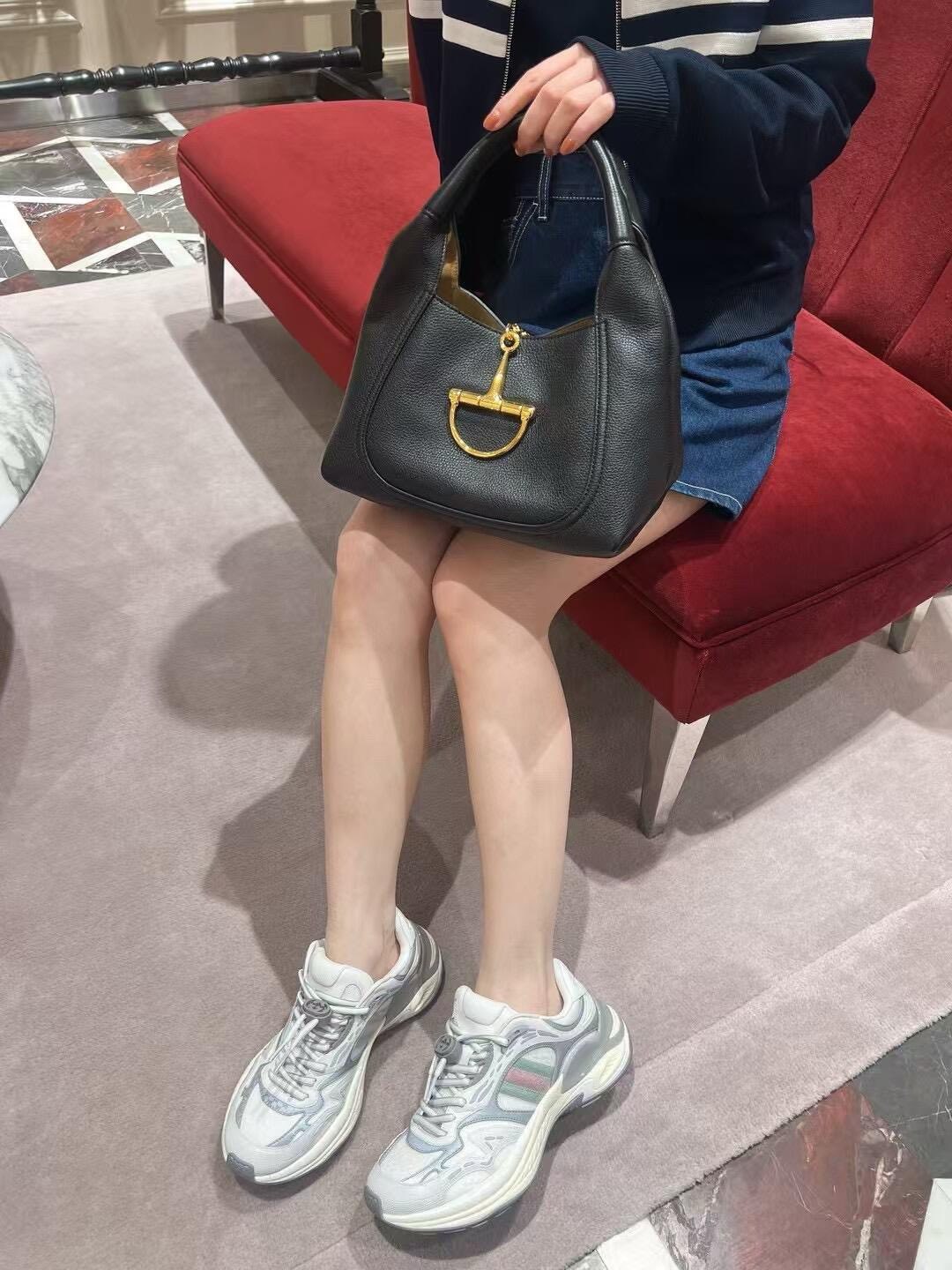 หนังแท้ | Gucci Softbit medium top handle bag โฉมใหม่ล่าสุด กับกระเป๋าสะพายรูปทรงใหม่เรียบหรูด้วยหนังลายเกรน ตกแต่งอะไหล่ Horsebit ครึ่งรูปขนาดใหญ่ด้านหน้าสวยหรูโดดเด่น สวยผู้ดี ดารา เซเลปใช้กันเพียบ