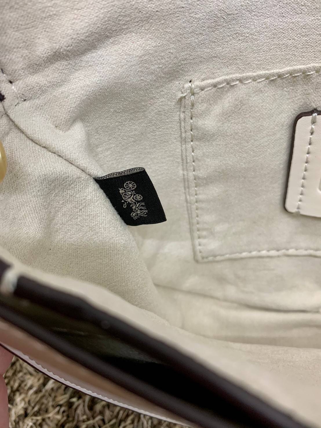 ใหม่ล่าสุด สวยก่อนใครแน่นอนค่า😘COACH ELLEN CROSSBODY WITH DAISY EMBROIDERY((C2863)) 💐พร้อมส่งจำนวนจำกัดค่ะ! กระเป๋าสะพายแบบครอสบอดี้ร์ หนังแท้นิ่มอย่างดีค่ะ 💐ด้านหน้าปักดอกซี่ความหมายดีๆ ละมุนสวยงามมากๆค่ะ เปิดปิดกระเป๋าแบบแม่เหล็ก