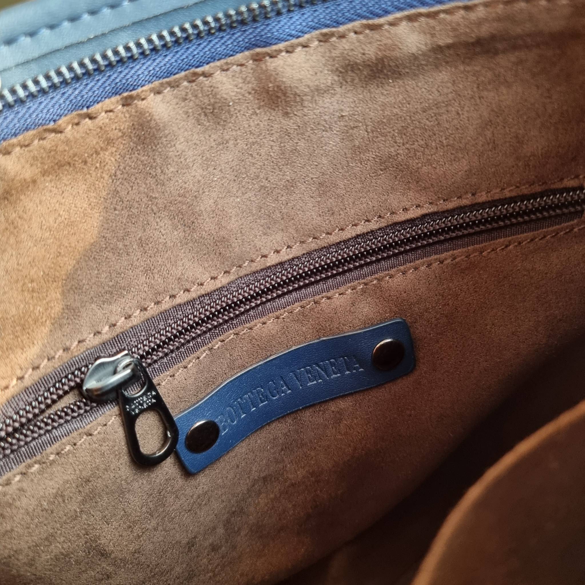 VIP 】อีกหนึ่งไอเท็มเด็ดที่หนุ่มๆรอคอย กระเป๋าสะพายข้างทรงแมสเซนเจอร์ B.ottega venata vip bag ดีไซน์คลาสสิคเอกลักษณ์ ลายสานเรียบหรู ดูแพง ทรงผู้ดี หล่อไปอีก อัพลุคไปอีก วัสดุหนังวัวเต็มใบ เปิด-ปิดด้วยซิป ภายในโล่งกว้างใส่ของได้ครบถ้วนสิ่งสำคัญ สายสะพายปรับ