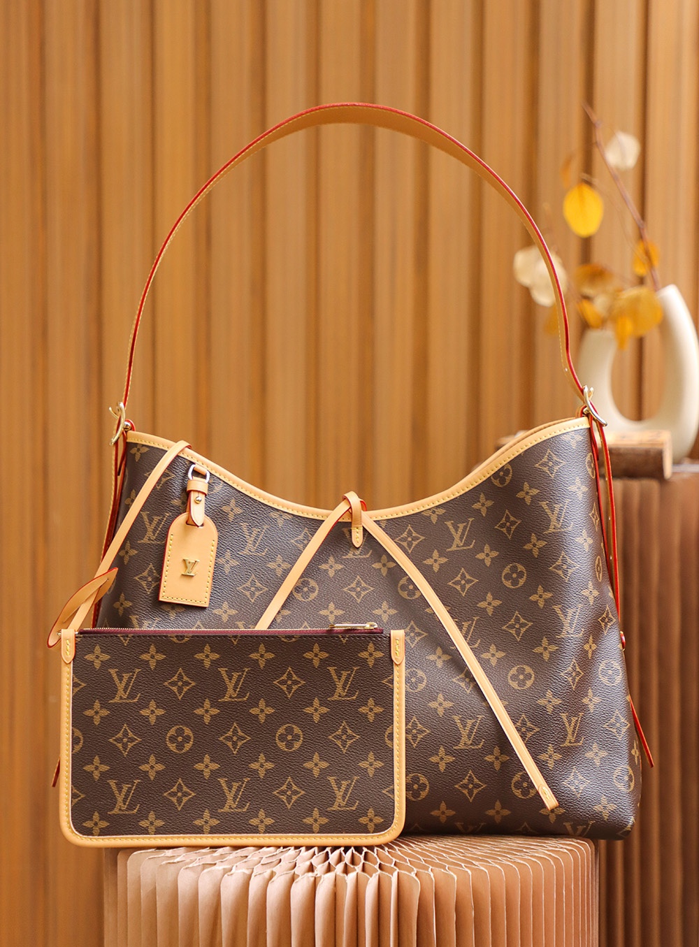 LV CARRYALL Monogram Canvas / LV Shopping Bag รุ่นใหม่ล่าสุด กระเป๋าสะพายทรงหรูหรามีสไตล์ สวยปังมั้ยไหว ใบจริงสวยมากกกก ได้สวยก่อนใคร วัสดุหนังแคนวาสเคลือบลาย สวย คลาสสิค ภายในเป็นช่องโล่ง จุของได้เยอะ สาวๆใช้ใบนี้ สะพายไปไหนก็เข้ากัน ถ่ายรูปสวยๆ ชิคๆ โดด