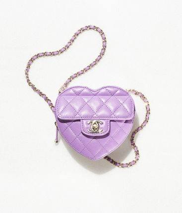 CHANEL Heart Bag Lambskin & Gold-Tone Meta สวยมาก มงลงมาก!! กระเป๋าสะพายสุดคิ้วท์ ที่ดีไซน์รูปทรงหัวใจไม่ซ้ำใคร น่ารักทุกสี น่าใช้ไปเลยแม่!! วัสดุหนังแกะฟอกสี เปิด-ปิดด้วยซิป ด้านหน้ามีช่องเก็บของจุกจิก ภายในเป็นช่องโล่ง ใส่มือถือ ใส่กระเป๋าสตางค์สั้นได้ 